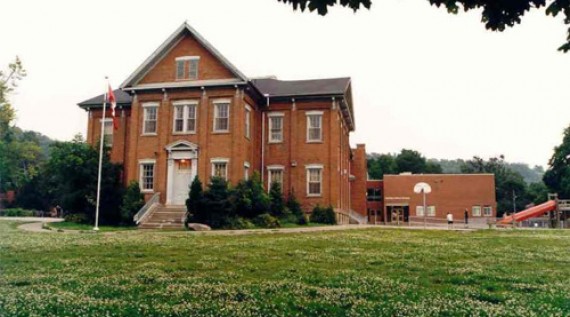 TRƯỜNG HAMILTON – WENTWORTH DISTRICT SCHOOL BOARD